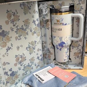 Stanley Quencher H2.0 Tumbler - Blue and Cream Floral